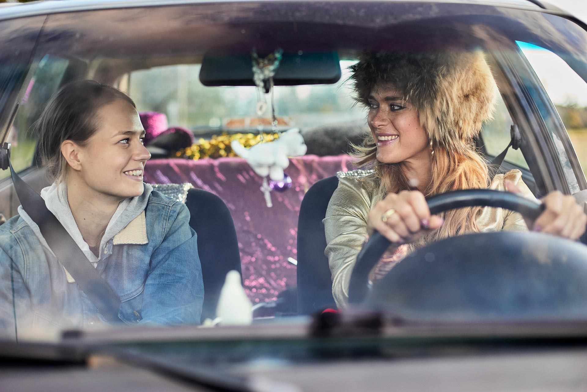 Krista Kososen ja Sonja Kuittisen tähdittämän Miamin päätraileri julki – ensi-ilta 4.8.