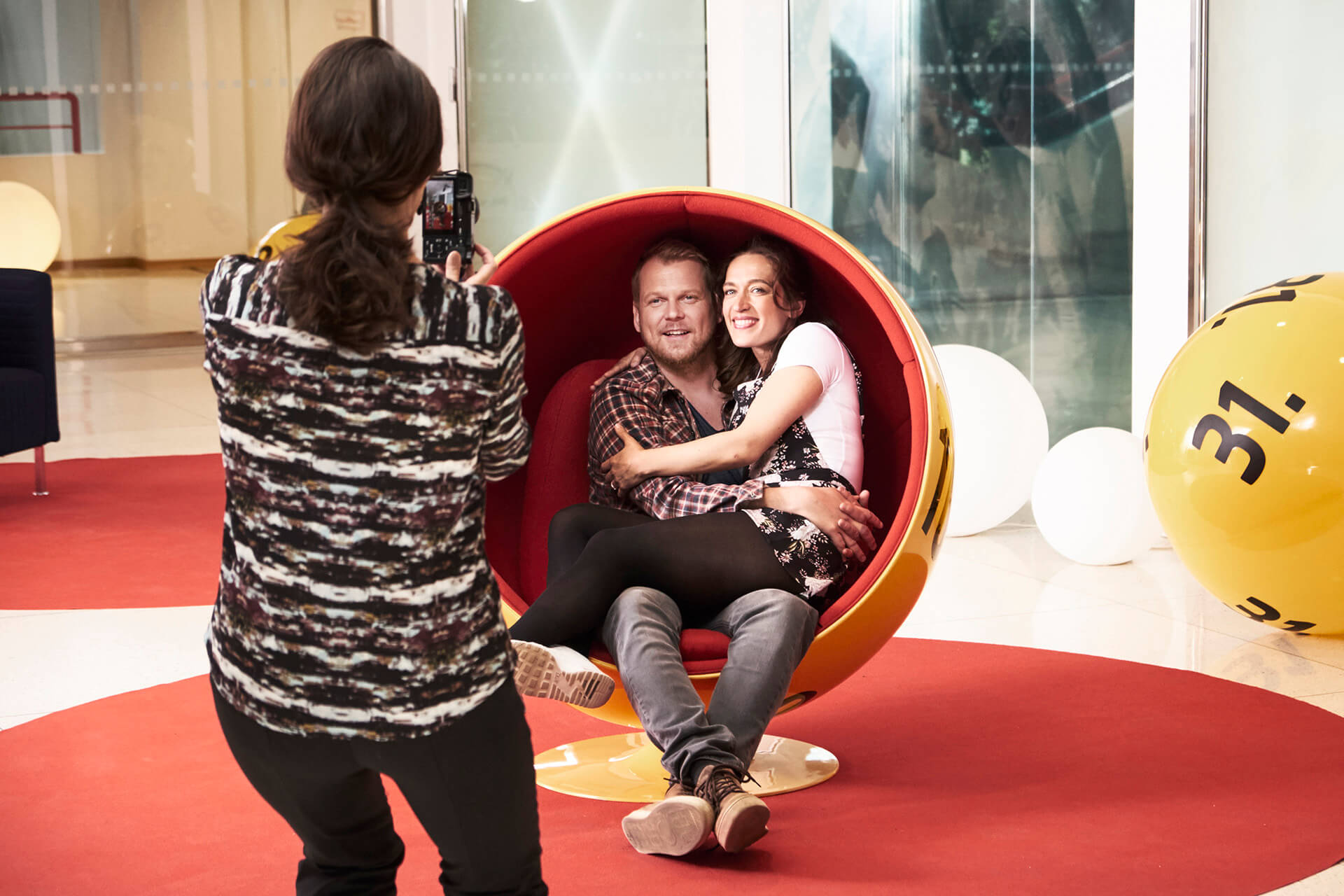 KUKA KERTOO KENELLE VAI KERROTAANKO KENELLEKÄÄN – Katso täältä kohtauspätkä Kaikki oikein -elokuvasta