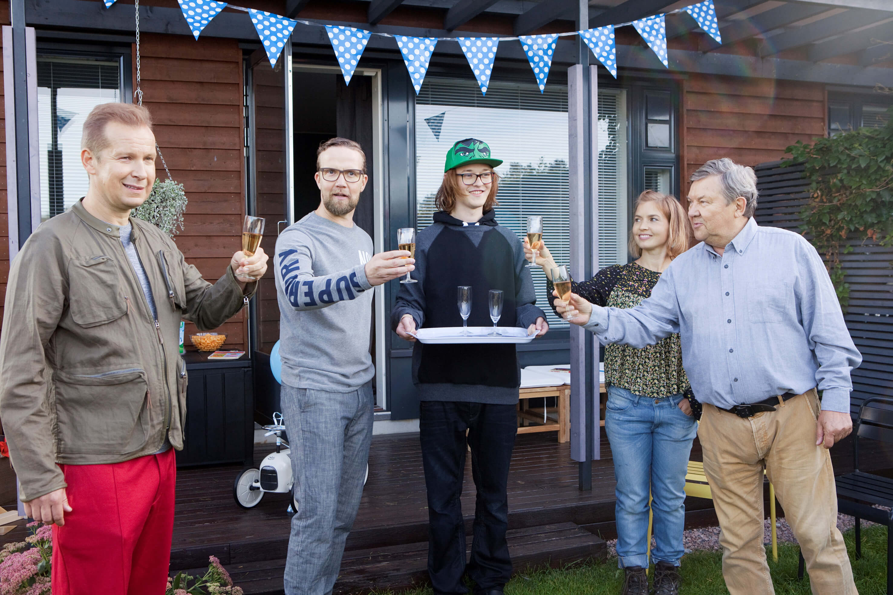 YÖSYÖTTÖ-ELOKUVA ON YLITTÄNYT 100 000 KATSOJAN RAJAN