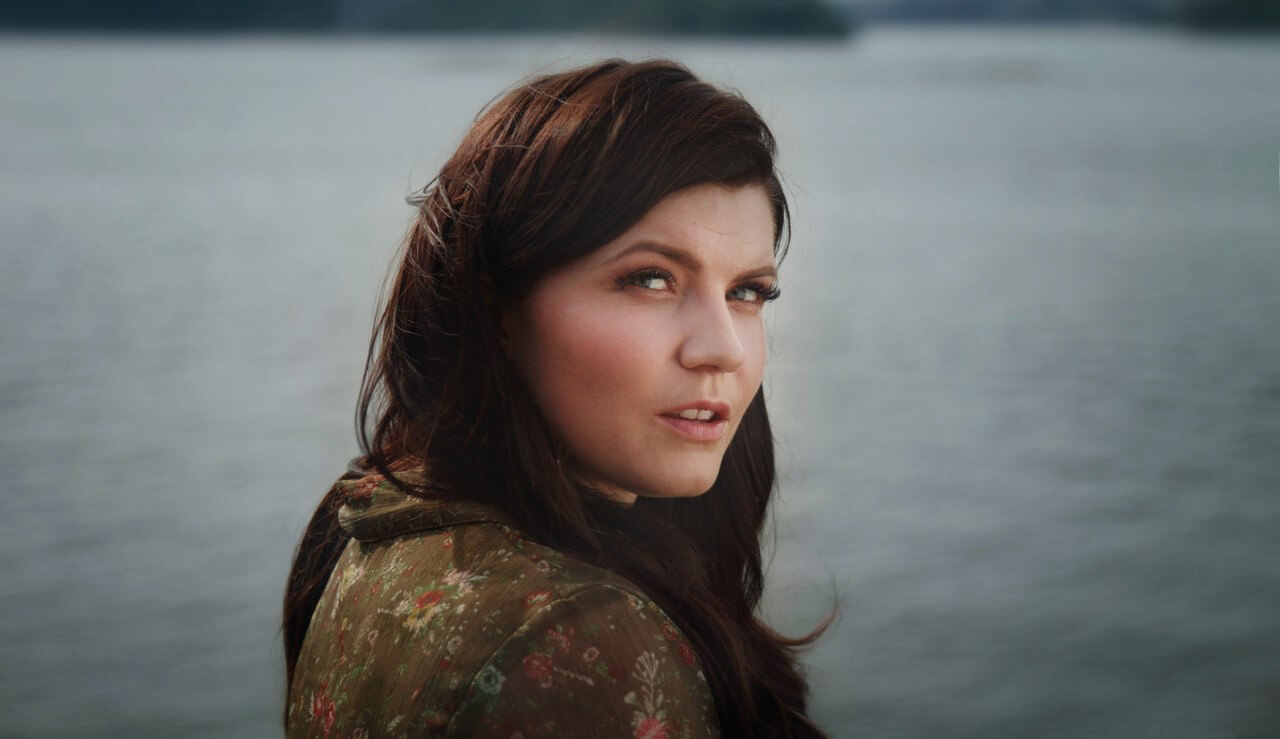 Suvi Teräsniskan Auringon lapset on Markku Pölösen Oma maa -elokuvan loppukappale