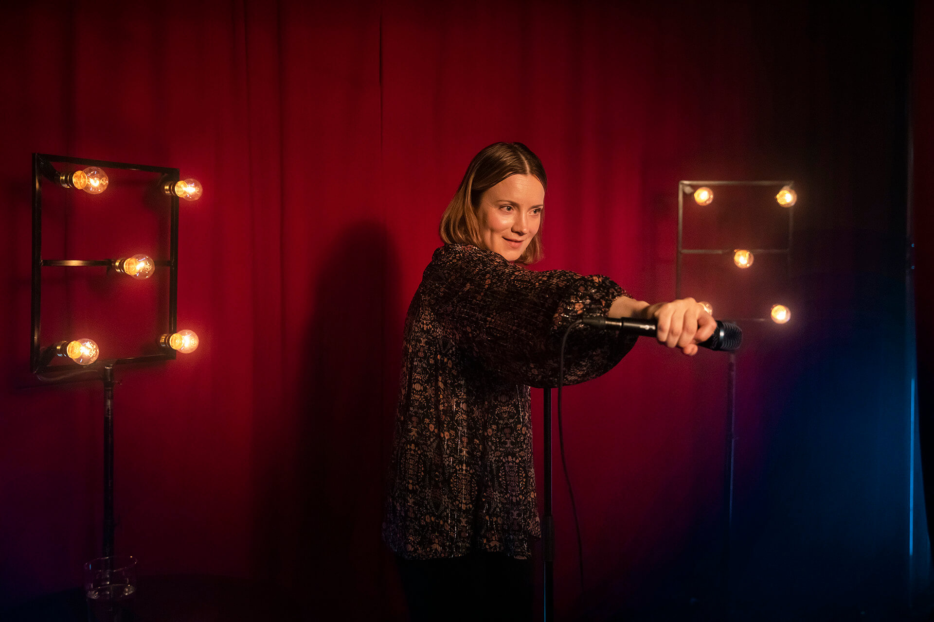 Tältä näyttää marraskuussa ensi-iltansa saava draamakomedia NAURUN VARJOLLA