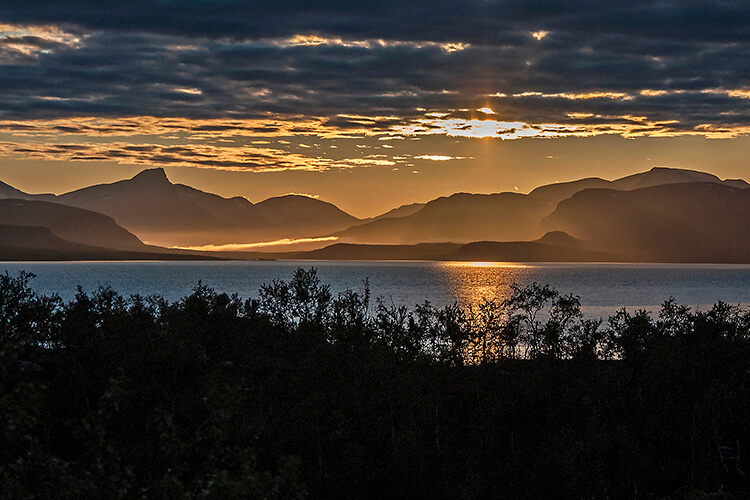 Maailmanmusiikin huippu, suomalainen Tuuletar-yhtye esittää musiikkiaan Tunturin tarina -elokuvassa