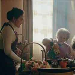 Kate Mulvany as “Janet", Alison Steadman as “Betty", and Jonno Davies as “Robbie Williams" in Better Man from Paramount Pictures. Michael Graceyn ohjaama Better man elokuvateattereissa 24.1.2025. Pääosissa Robbie Williams, Jonno Davies, Steve Pemberton, Alison Steadman, Damon Herriman, Kate Mulvany, Anthony Hayes, Tom Budge, Raechelle Banno, Jake Simmance, Liam Head, Chase Vollenweider ja Jesse Hyde.