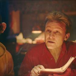 Jonno Davies as “Robbie Williams", Damon Herriman as “Nigel Martin Smith”,  and Jake Simmance as “Gary Barlow" in Better Man from Paramount Pictures. Michael Graceyn ohjaama Better man elokuvateattereissa 24.1.2025. Pääosissa Robbie Williams, Jonno Davies, Steve Pemberton, Alison Steadman, Damon Herriman, Kate Mulvany, Anthony Hayes, Tom Budge, Raechelle Banno, Jake Simmance, Liam Head, Chase Vollenweider ja Jesse Hyde.