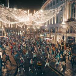 Jonno Davies as “Robbie Williams" and members of Take That! on Regent Street in Better Man from Paramount Pictures. Michael Graceyn ohjaama Better man elokuvateattereissa 24.1.2025. Pääosissa Robbie Williams, Jonno Davies, Steve Pemberton, Alison Steadman, Damon Herriman, Kate Mulvany, Anthony Hayes, Tom Budge, Raechelle Banno, Jake Simmance, Liam Head, Chase Vollenweider ja Jesse Hyde.