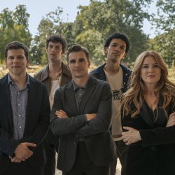 Woody Harrelson as Merrit McKinney, Jesse Eisenberg as Daniel Atlas, Dominic Sessa as Bosco, Dave Franco as Jack Wilder, Justice Smith as Charlie, Isla Fisher as Henley Reeves, and Ariana Greenblatt as June in Now You See Me, Now You Don’t. Photo Credit: Katalin Vermes Ruben Fleischerin ohjaama Now You See Me: Now You Don't elokuvateattereissa 14.11.2025. Pääosissa Jesse Eisenberg, Woody Harrelson, Dave Franco, Isla Fisher, Justice Smith, Dominic Smith, Ariana Greenblatt, Rosamund Pike, Morgan Freeman, Daniel Radcliffe, Mark Ruffalo.