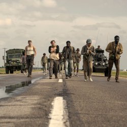 Charlie Plummer as Barkovitch, Garrett Wareing as Stebbins, Cooper Hoffman as Garraty, David Jonsson as McVries, Ben Wang as Olson, Tut Nyuot as Baker, and Joshua Odjick as Parker in The Long Walk. Photo Credit: Murray Close/Lionsgate Francis Lawrencen ohjaama The Long Walk tulossa elokuvateattereihin. Pääosissa Cooper Hoffman, David Jonsson, Garrett Wareing, Tut Nyuot, Charlie Plummer, Ben Wang, Roman Griffin Davis, Jordan Gonzalez, Joshua Odjick, Josh Hamilton, with Judy Greer ja Mark Hamill.