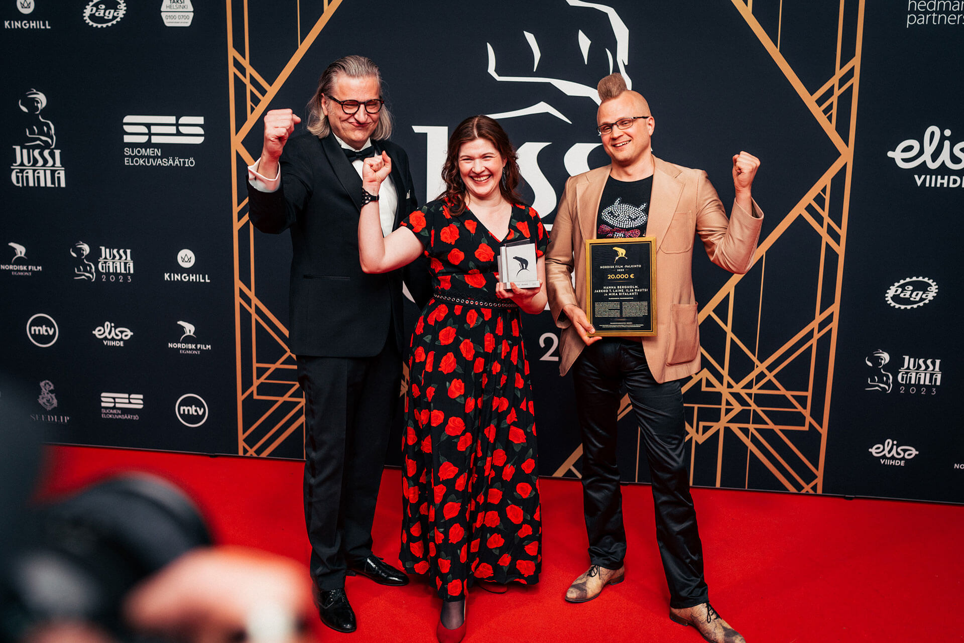 Vuoden 2023 voittajat Mika Ritalahti, Hanna Bergholm ja Ilja Rautsi. Kuva: OneTake Productions