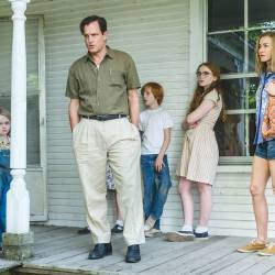 From L to R: Eden Grace Redfield as "Youngest Maureen," Woody Harrelson as "Rex Walls," Charlie Shotwell as "Young Brian," Sadie Sink as "Young Lori" and Naomi Watts as "Rose Mary Walls" in THE GLASS CASTLE. Photo by Jake Giles Netter.