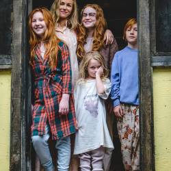 From L to R: Ella Anderson as "Young Jeannette," Naomi Watts as "Rose Mary Walls," Sadie Sink as "Young Lori," Eden Grace Redfield as "Youngest Maureen," and Charle Shotwell as "Young Brian" in THE GLASS CASTLE. Photo by Jake Giles Netter.