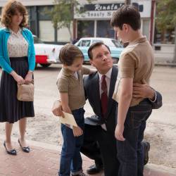 Dolores Vallelonga (Linda Cardellini, left) watches as her husband, Tony (Viggo Mortensen) says goodbye to their sons Frankie Vallelonga (Gavin Foley, left) and Nick Vallelonga (Hudson Galloway, right) in Green Book, directed by Peter Farrelly.