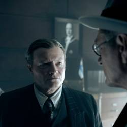 Ei koskaan yksin, Kari Hietalahti, Peter Kanerva ja Ville Virtanen. Credit: Andres Teiss. MRP Matila Röhr Productions. Klaus Härön ohjaama Ei koskaan yksin-elokuva tulossa elokuvateattereihi. Pääosissa Ville Virtanen, Nina Hukkinen, Rony Herman, Naemi Latzer, Kari Hietalahti, Peter Kanerva, Hannu-Pekka Björkman, Carl-Kristian Rundman, Satu Tuuli Karhu, Tomi Salmela, Rain Tolk, Ruben Tolk.