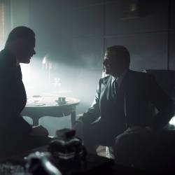 Ei koskaan yksin, Carl-Kristian Rundman ja Kari Hietalahti. Credit: Andres Teiss. MRP Matila Röhr Productions. Klaus Härön ohjaama Ei koskaan yksin-elokuva tulossa elokuvateattereihi. Pääosissa Ville Virtanen, Nina Hukkinen, Rony Herman, Naemi Latzer, Kari Hietalahti, Peter Kanerva, Hannu-Pekka Björkman, Carl-Kristian Rundman, Satu Tuuli Karhu, Tomi Salmela, Rain Tolk, Ruben Tolk.