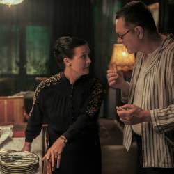 Ei koskaan yksin, Nina Hukkinen ja Ville Virtanen. Credit: Andres Teiss. MRP Matila Röhr Productions. Klaus Härön ohjaama Ei koskaan yksin-elokuva tulossa elokuvateattereihi. Pääosissa Ville Virtanen, Nina Hukkinen, Rony Herman, Naemi Latzer, Kari Hietalahti, Peter Kanerva, Hannu-Pekka Björkman, Carl-Kristian Rundman, Satu Tuuli Karhu, Tomi Salmela, Rain Tolk, Ruben Tolk.