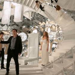 Dominic Sessa as Bosco, Jesse Eisenberg as Daniel Atlas, Isla Fisher as Henley Reeves, and Justice Smith as Charlie in Now You See Me: Now You Don’t. Photo Credit: Katalin Vermes Ruben Fleischerin ohjaama Now You See Me: Now You Don't elokuvateattereissa 14.11.2025. Pääosissa Jesse Eisenberg, Woody Harrelson, Dave Franco, Isla Fisher, Justice Smith, Dominic Smith, Ariana Greenblatt, Rosamund Pike, Morgan Freeman, Daniel Radcliffe, Mark Ruffalo.